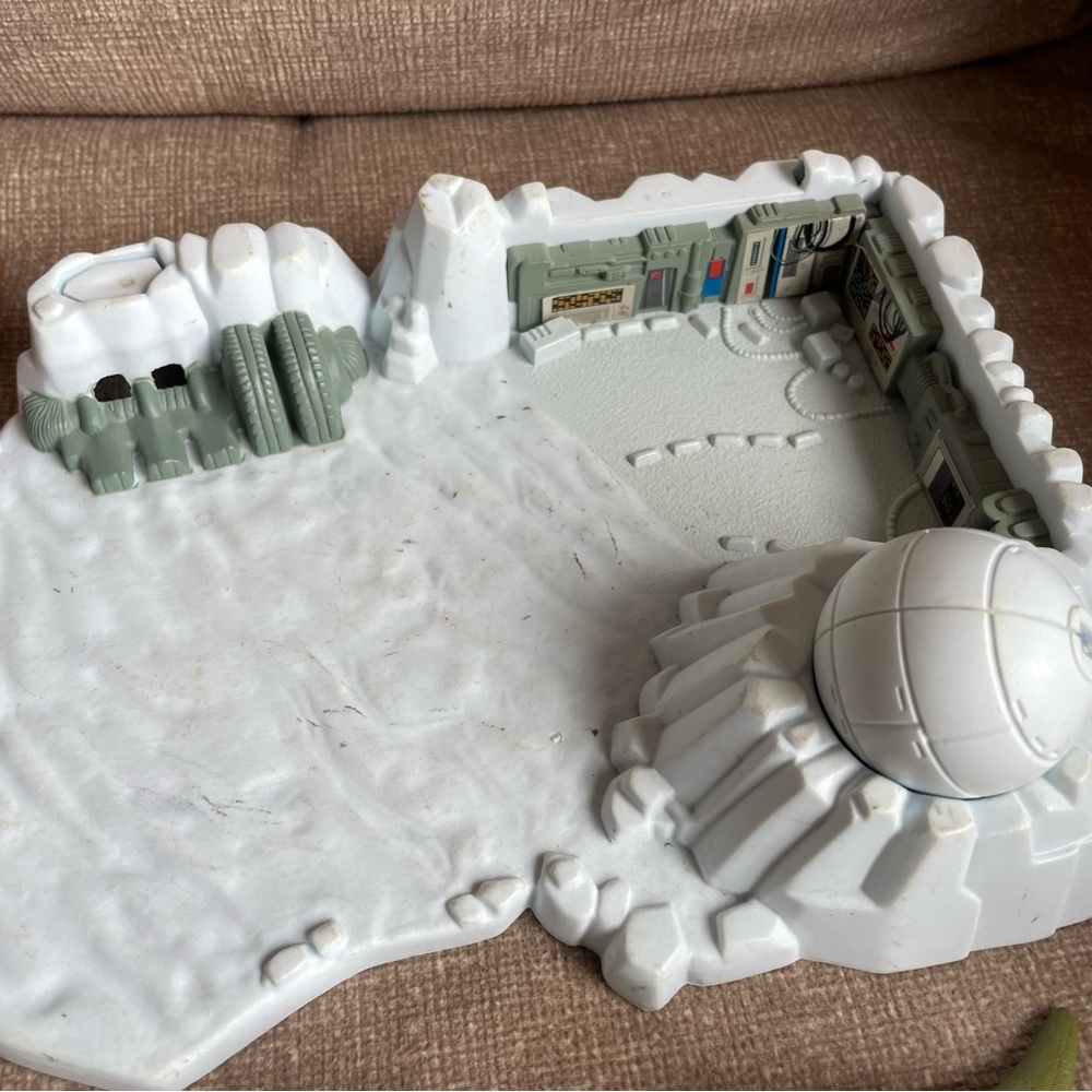 Star Wars Vintage Micro Playset with Mini Figures - Brown, White, Green - Picture 5 of 8